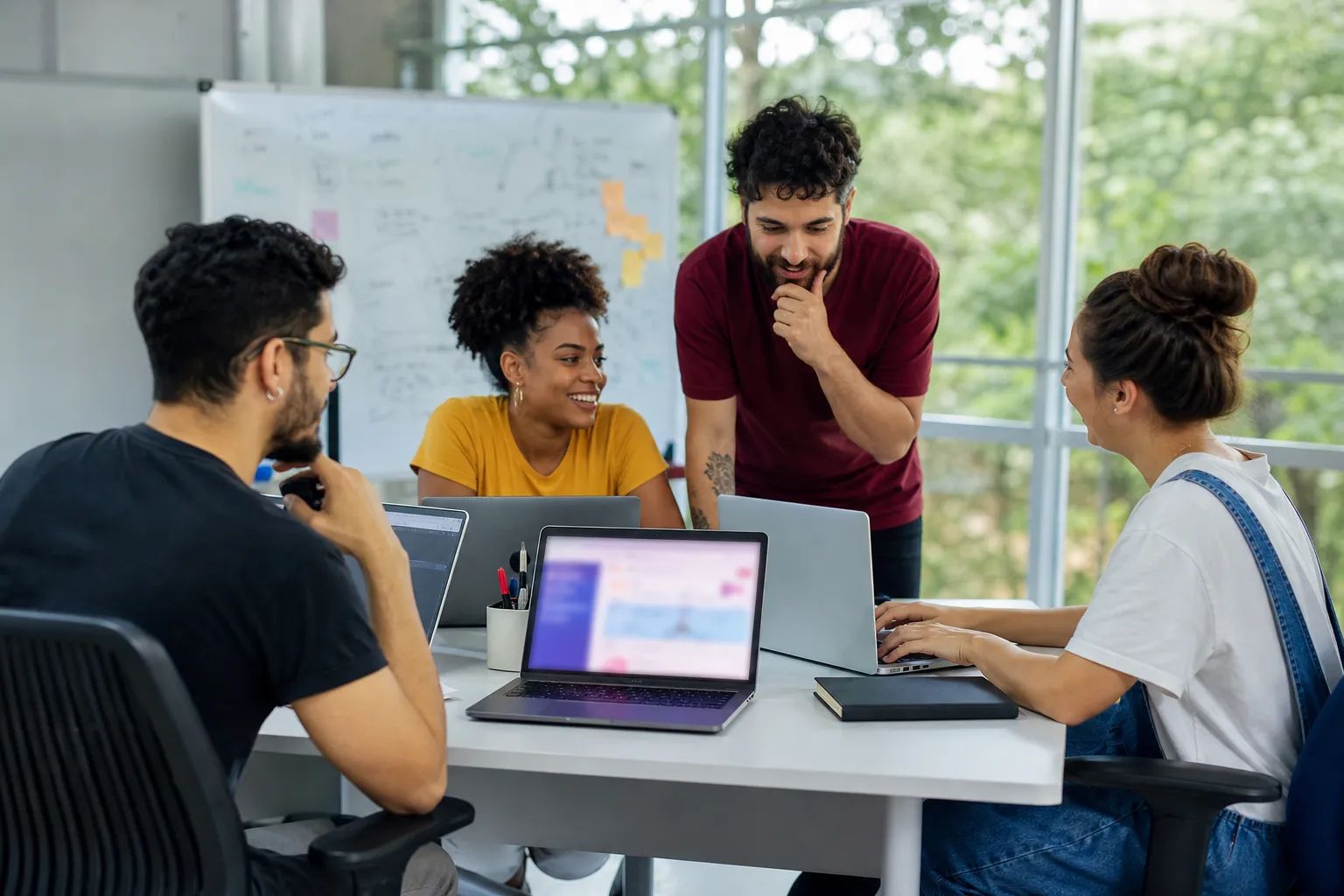 Equipe de tecnologia trabalhando em um escritório de parque tecnológico em Natal